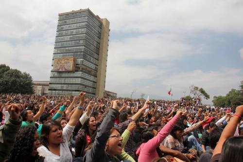 thepeoplesrecord:Furious students burn Mexican government building in protest over police corruption