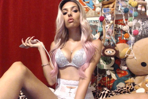 serve-perfect-ten:coke head crying and prattling on about his sad lonely life, I’m bored I’d rather just look at my pretty ass bra 