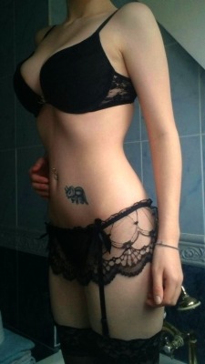 amestrian:I feel pretty in this garter belt!