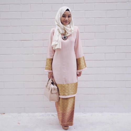 mat62: There is just something about girls wearing hijab that makes me go crazy. lucky i have a hija