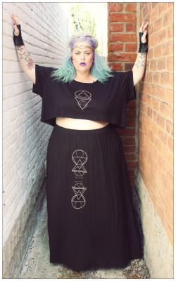 fatshionpeepshow:  DOMINO DOLLHOUSE CROP TOP GODDESSThis  month’s Ahead of the Curve theme is “Summer is Coming.” A few years ago,  summer would have meant madly scrambling in search of a dozen black  shrugs so I could cover my fat arms all summer