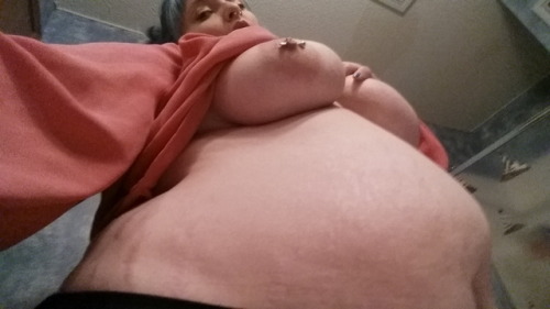 rollsofdestiny:  What’s that hiding under her shirt? A stuffed belly? I think so…