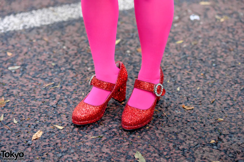 tokyo-fashion:18-year-old Japanese high school student Miori wearing a very pink look on the street 