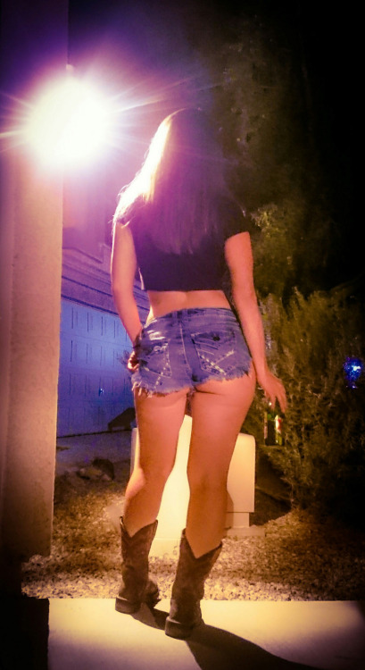 ladybanks420:  &  She is a sexy lady!