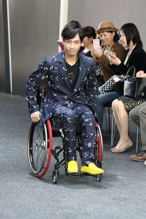 hmasfatty:  global-fashions:  tenbo - Mercedes-Benz Fashion Week S/S 2016 Tokyo  POCKETS ON THE FRONT OF PANTS FOR WHEELCHAIR USERS! HOLY SHIT! 
