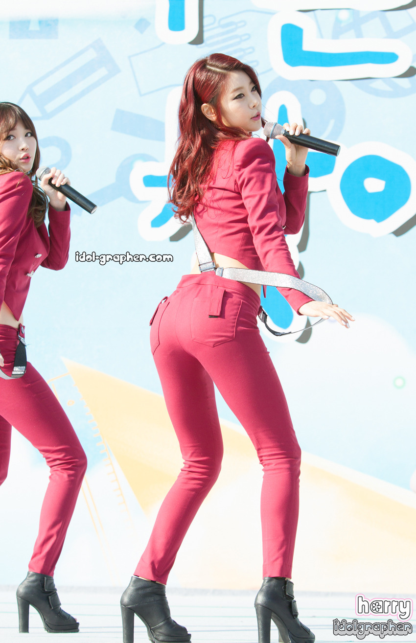 Girl&rsquo;s Day - Sojin. ♥  Braces and booty are they way to my heart missy.