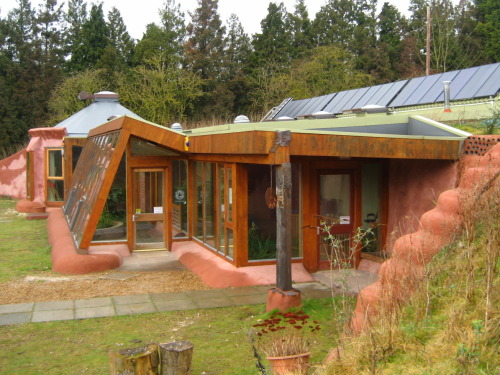 brokenponycutiemark:wethinkwedream:EARTHSHIPThese homes are 100% sustainable AND they’re cheap to bu