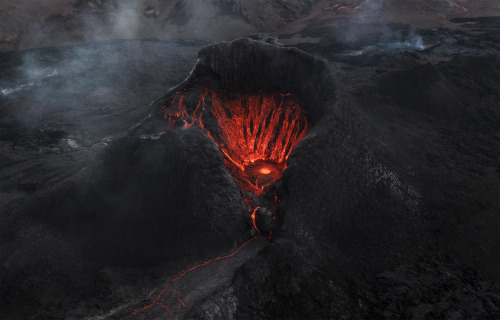 oneshotolive:  Just moments after having been a 300+ meter high lava fountain - Fagradalsfjall volcano, Iceland [OC] [2313x1482] 📷: Signefotar 