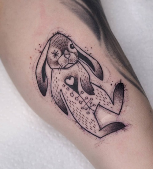 Kleine kaputte Hase  . . . @pechschwarztattoo #tattoo #tattooed #txttoo #hase #rabbit #smalltattoo #
