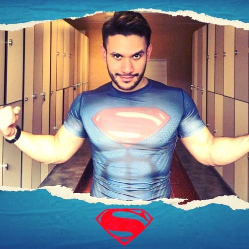 lyon8668:  I think it’s obvious which team I belong #RedCapesTeam 💪🏼😏 celebrating the #WorldPremier a #Flexfriday with my alter ego #Superman Shirt! ✨ #BatmanVSuperman YESSS! My opinion? The movie is just PERFECT! 😍👍🏼 #KeepMoving