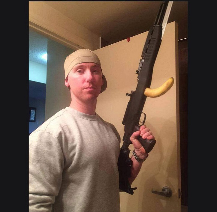letthegaycommence: catchymemes:     When guns aren’t terrifying they are some of