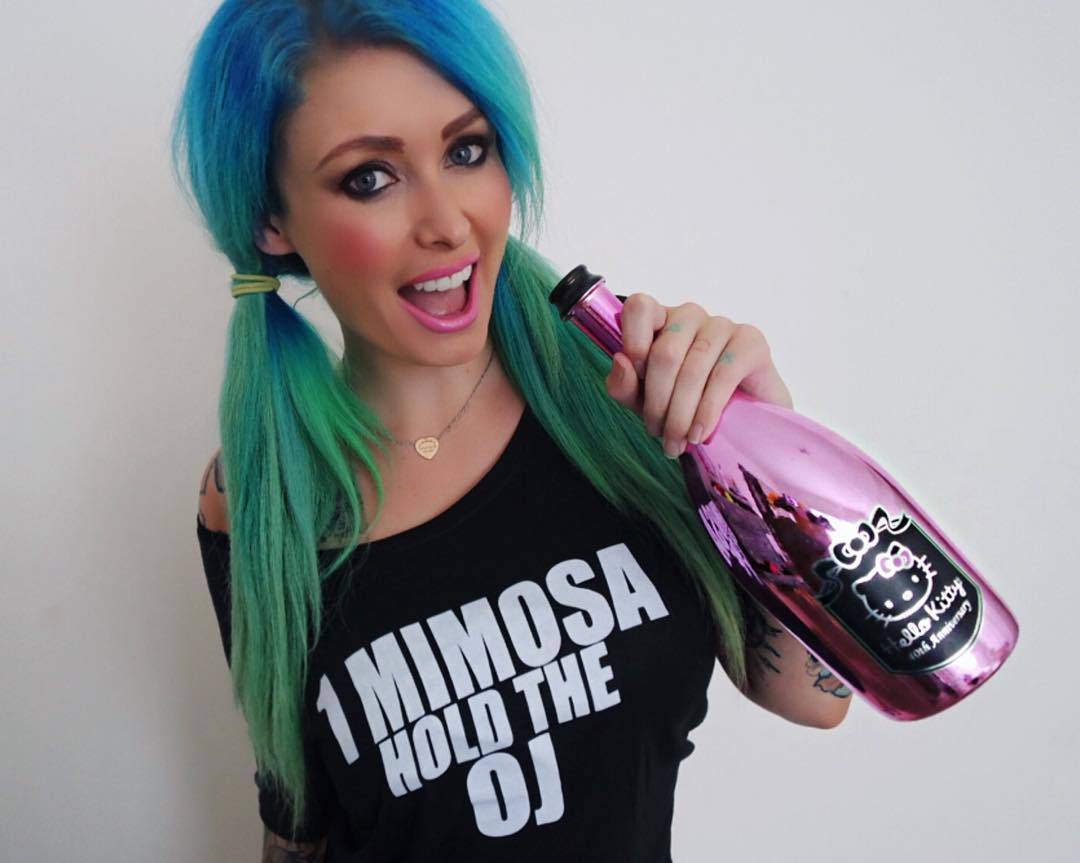 sunday funday 🍾 tee from @hamptonstohollywood 🌴 i&rsquo;m hungover and