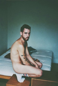 naked-straight-men:  wesuckandlovedick: 