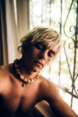 meninvogue:  Ross Lynch photographed by Théo Gosselin for Monrowe magazine.