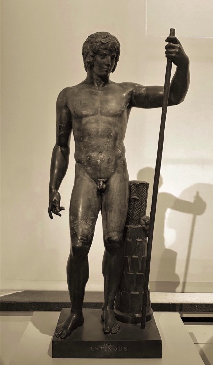 facesofthepast:
“Statuette of Antinous
130-140 AD, black marble, Altes Museum, Berlin
”