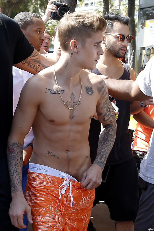 celebrtybulges:  Justin Bieber flashes his pubes