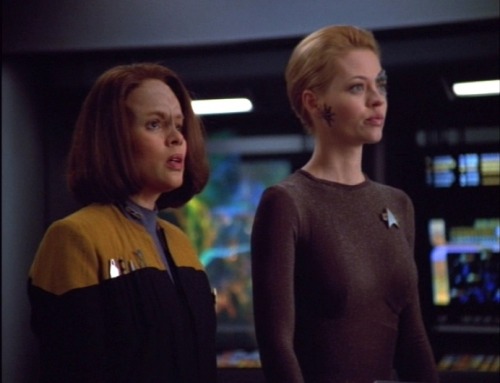 cosmic-llin:[Image: Six Star Trek screencaps - B’Elanna Torres and Seven of Nine looking at somethin