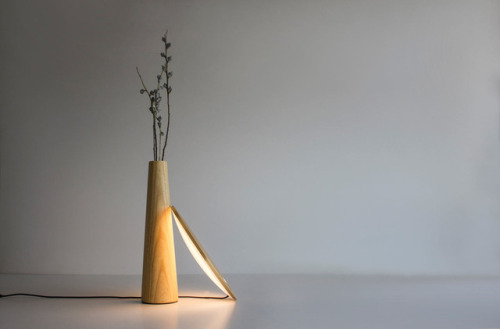 The Subtle Happiness Table Lamp by Pushe Design Studiowww.pushedesign.cn/home