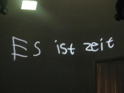 ewiglebendigtot:  haltlos:  Zeit zu gehen?Zeit, abzuschließen?Zeit, alles stehen und liegen zu lassen?Zeit für Liebe?Zeit für Veränderungen?Zeit für Aussprache?Zeit zu leben?Zeit zu sterben?  zeit, du selbst zu sein 