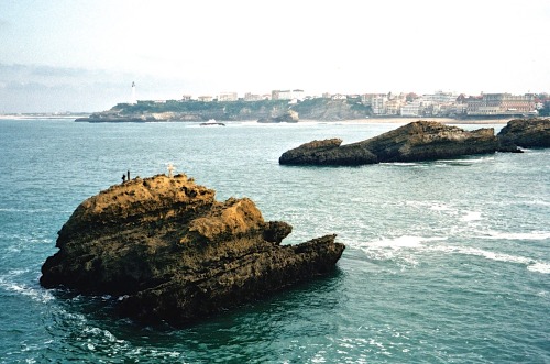 Rochers et la plage, la phare dans la distance, Biarritz, France, 2001.