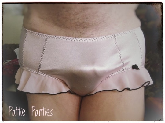 Porn Pics pattiespics:  A retro style pink pantie from