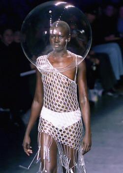 vl4da:   Alek Wek closing Julien MacDonald