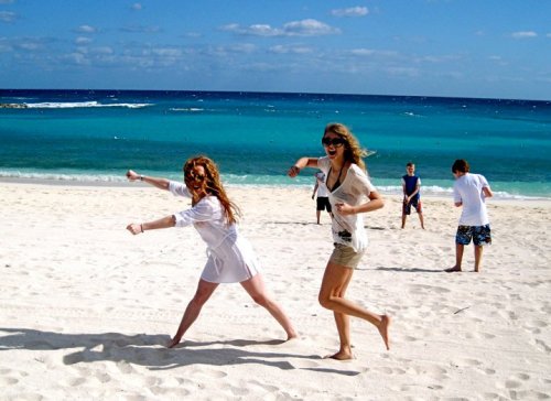 tayisbulletproof:Taylor & Abigail + The Bahamas