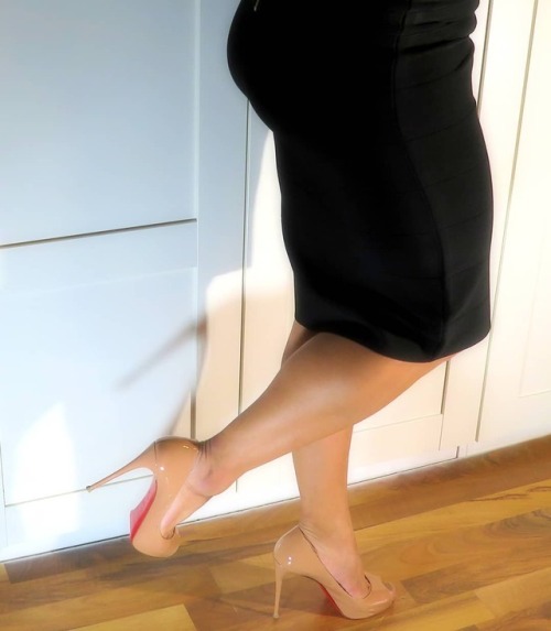 @bebe_stores bandage skirt and @louboutinworld &ldquo;New Very Prive&rdquo; 120mm heels.#bebeskirt #