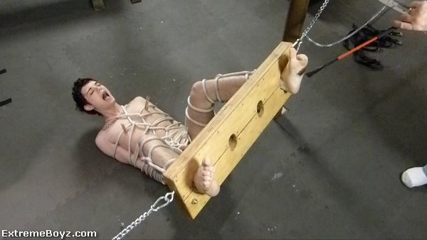 oioisound:  the-alley:  FeetTorture  O fuk sir this is agony my feet r sensitive