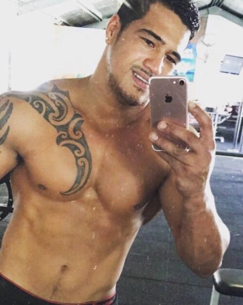 polydude05: undrcovuur: Hottie  Whoa sexy
