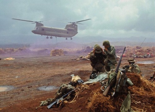 peerintothepast:U.S. Army Chinook helicopter lowers supplies by cable sling onto an air field at Khe