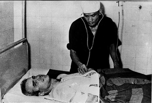 soldiers-of-war: VIETNAM. 1967. US Navy Lieutenant Commander John McCain being examined by a Vietnam