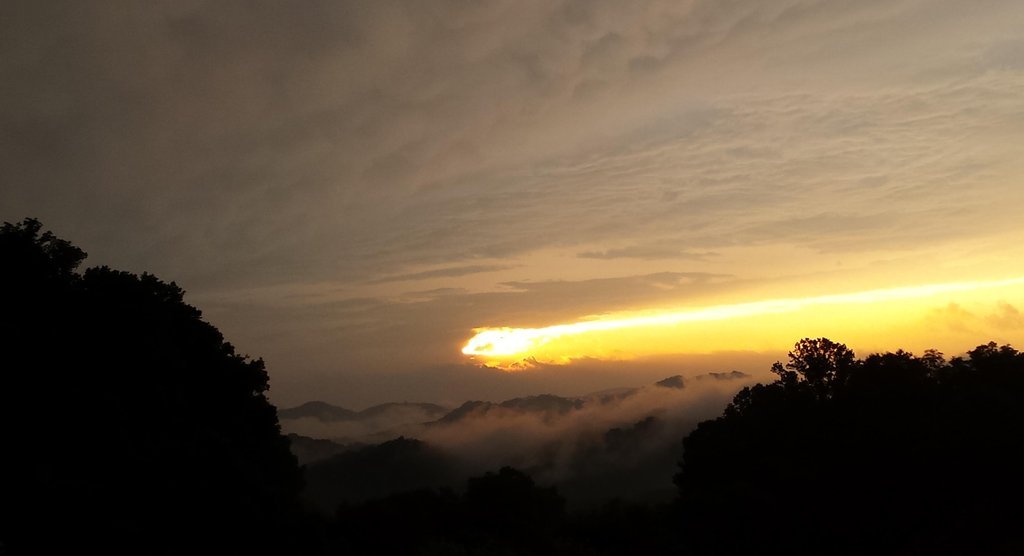 Stormy Sunset in the Blue Ridge Mountains, North Carolina [OC] [4128x2322]
http://living-planet.tumblr.com/