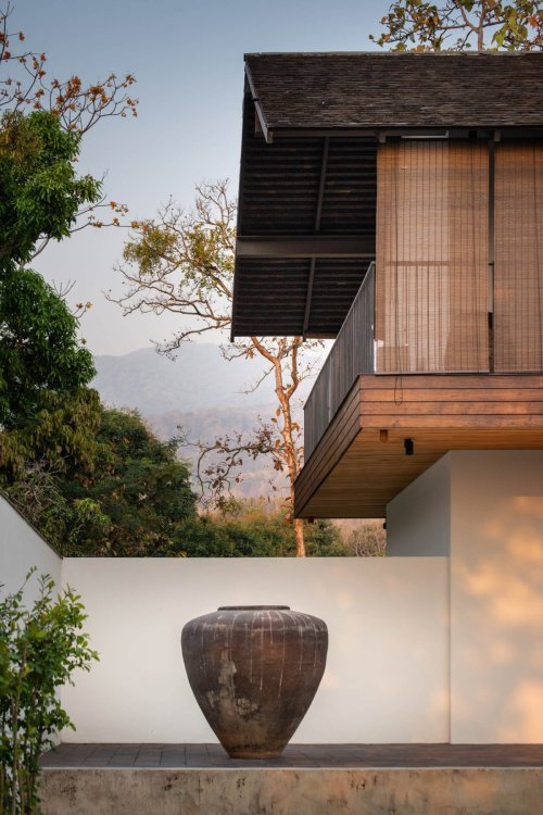 keepingitneutral:    Serene Holiday Home, Chiang Mai, Thailand,  Skarn Chaiyawat Architects,  Photos: DOF Sky/Ground