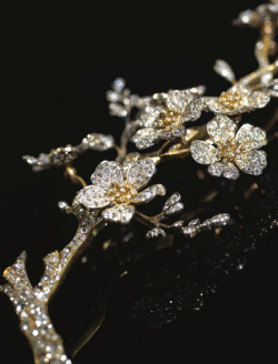 omgthatdress:  Corsage Ornament Vever, 1885-1890 Sotheby’s 