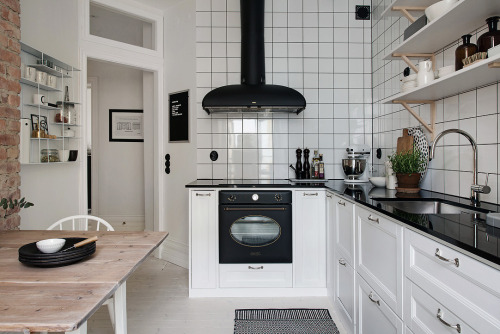 internalisecarlo: Kitchen fever: I love the exposed bricks, the expandable table for two and the ove