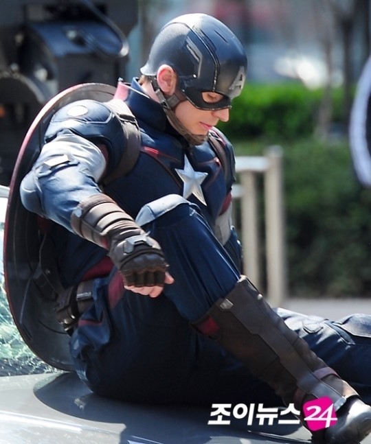 ittybittymanatee:  k4nine:  Captain America(Chris Evans), at the set of Avengers2