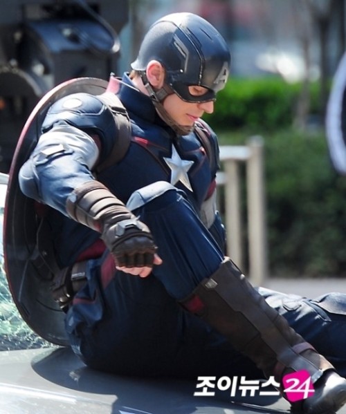 ittybittymanatee:  k4nine:  Captain America(Chris Evans), at the set of Avengers2 Age of Ultron  april 4, 2014 press photo  A FOR AVENGERS ON THE COSTUME 