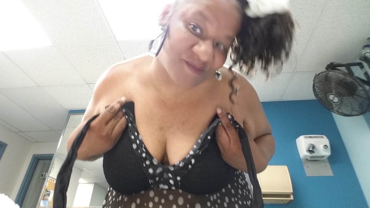 ssbbwluva:  Sexy mature plump rump ebony granny 😘😍😘😍😘😍😍😘😍😘😘