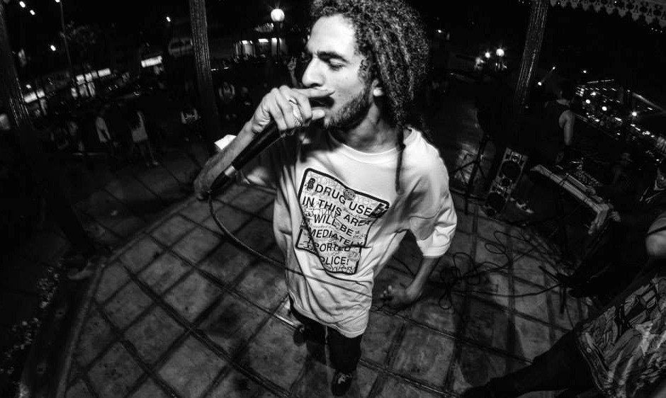 yo-elegi-vivir-contento:  Tú vives de mentiras porque la verdad te duele ♫♪
