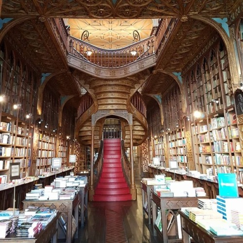 Last year I walked into #livrarialello in Portugal, totally unaware that it wasn&rsquo;t open for an