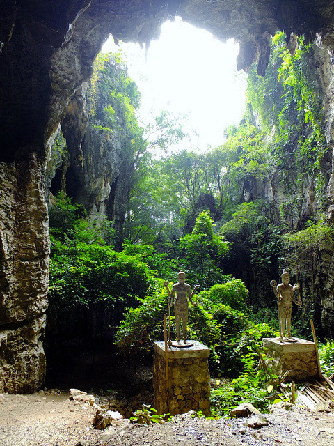 Statues inside Phnom Sampeau Caves / Cambodia (by hobgadlng).