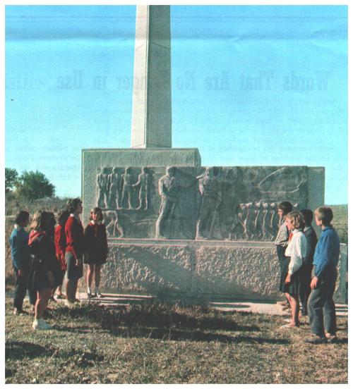 albanianlapidarsurvey:ALS-324. Monument for the Distribution of Land Deeds in Gorrë (Lushnj&eum