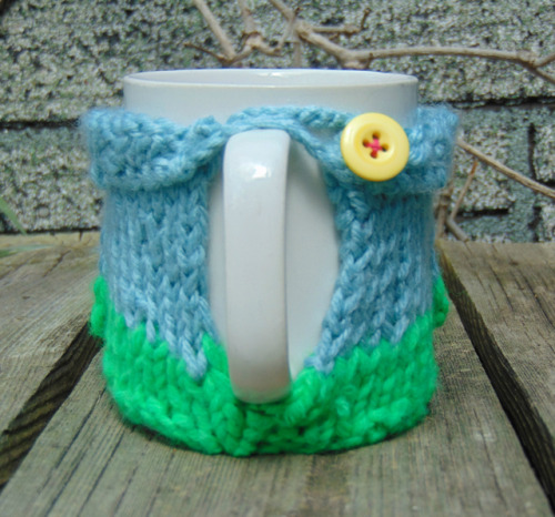 amandascurios:Mug cosy made to look like Mabel’s golf course sweater from the Gravity Falls episode 