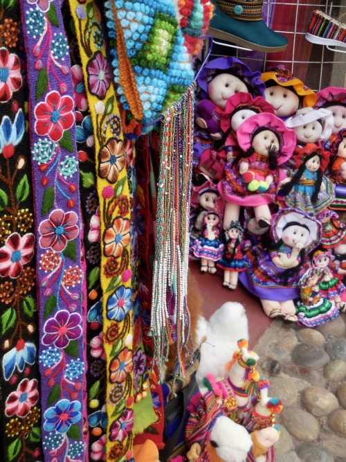 Tesoros turísticos incluyendo fajas y muñecas, mercado para turistas, Barrio San Blas,