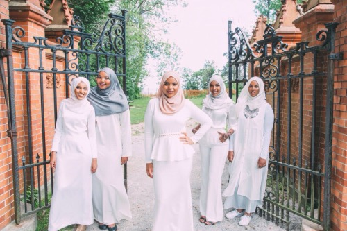 hijabs-and-pins:  My sisters in Islam ❤️❤️❤️ AlHamdullilah! 