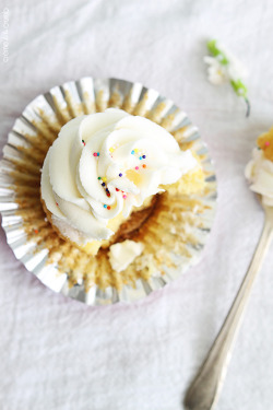 do-not-touch-my-food:  Birthday Cake Cupcakes