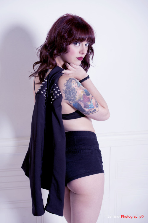 slippedintomycoffee:  50shades-of-ink:  Tattooed model from Toronto Canada, Touch my butt and buy me pizza <3ms-sarahanne.tumblr.comfacebook.com/ms.sarahanneIG- mustmosh  Wonder Woman