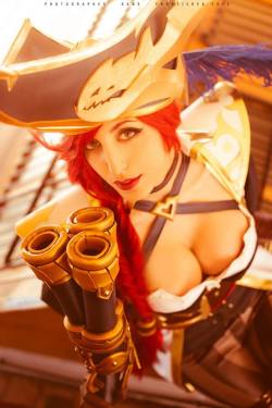 league-of-legends-sexy-girls:  Captain Fortune Cosplay