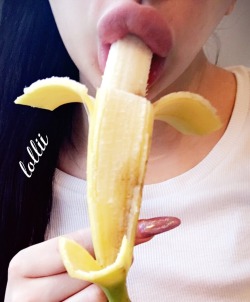 babyllx:A banana a day makes the silly thoughts